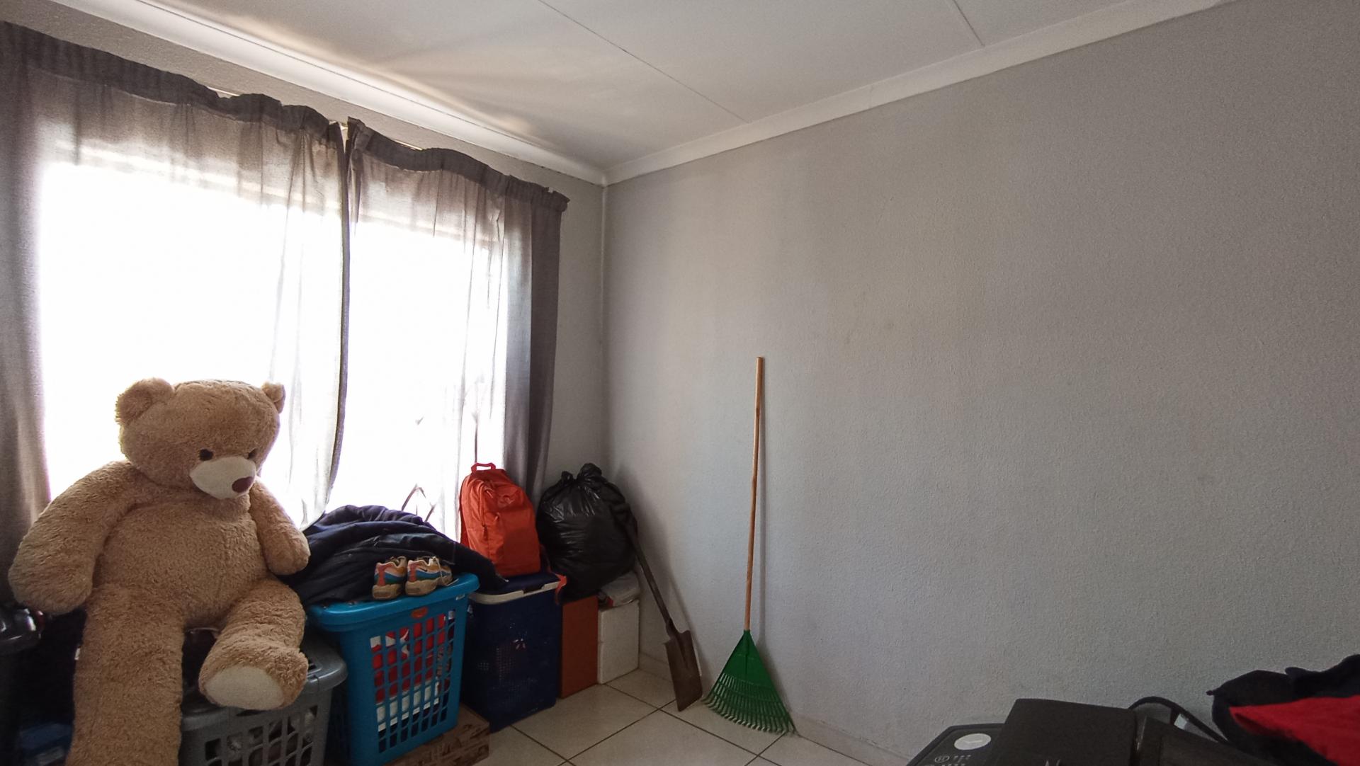 Bed Room 2 - 9 square meters of property in Toekomsrus