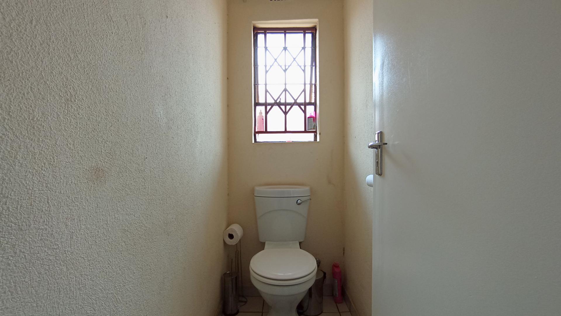 Bathroom 1 - 2 square meters of property in Toekomsrus