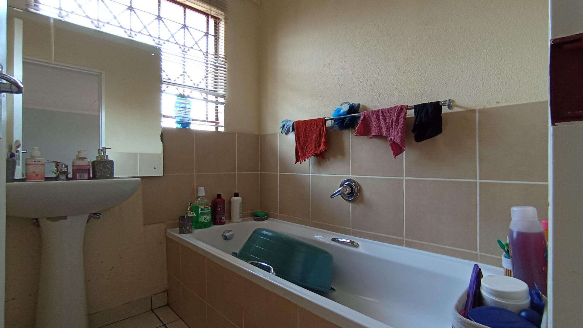 Bathroom 2 - 4 square meters of property in Toekomsrus