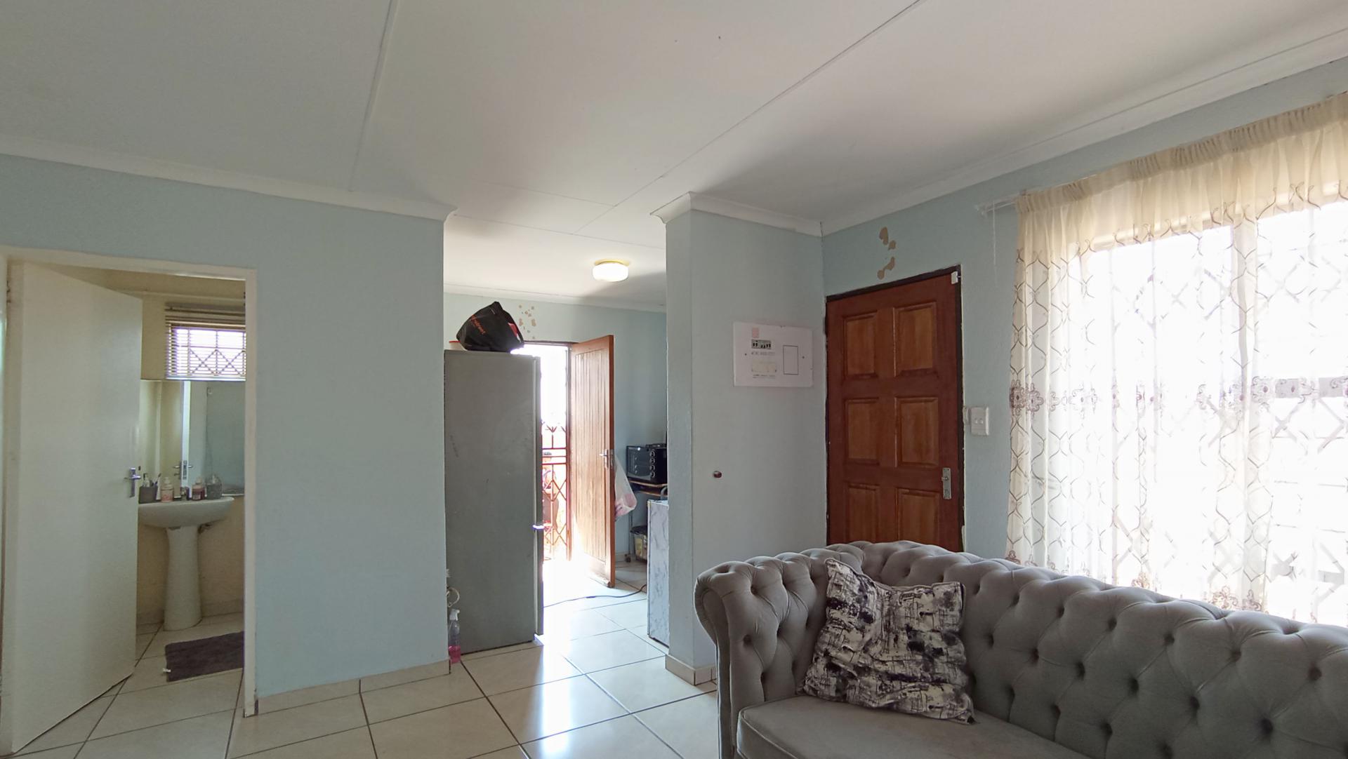 Lounges - 12 square meters of property in Toekomsrus