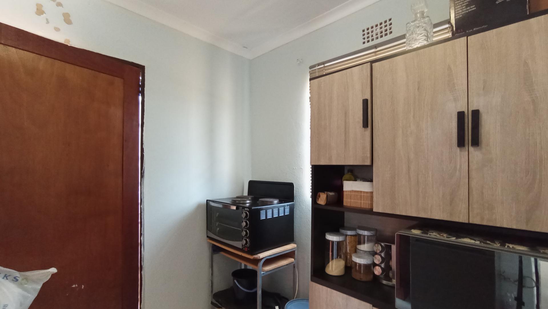 Kitchen - 7 square meters of property in Toekomsrus