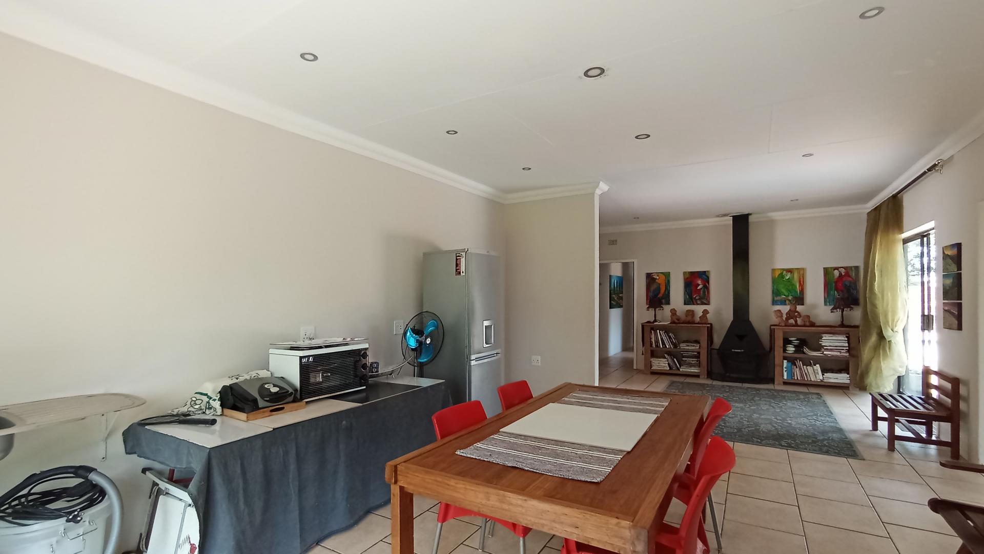 Dining Room - 28 square meters of property in Rothdene