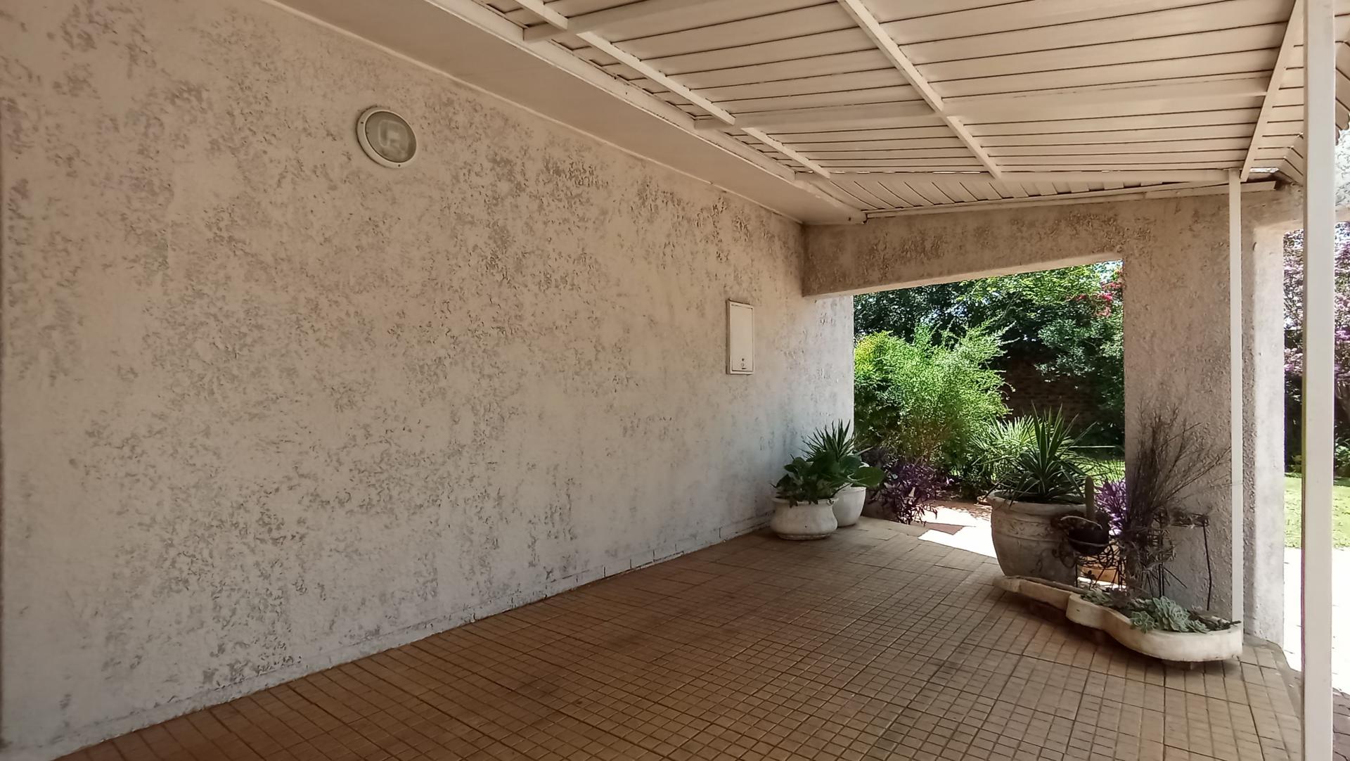 Patio - 30 square meters of property in Rothdene