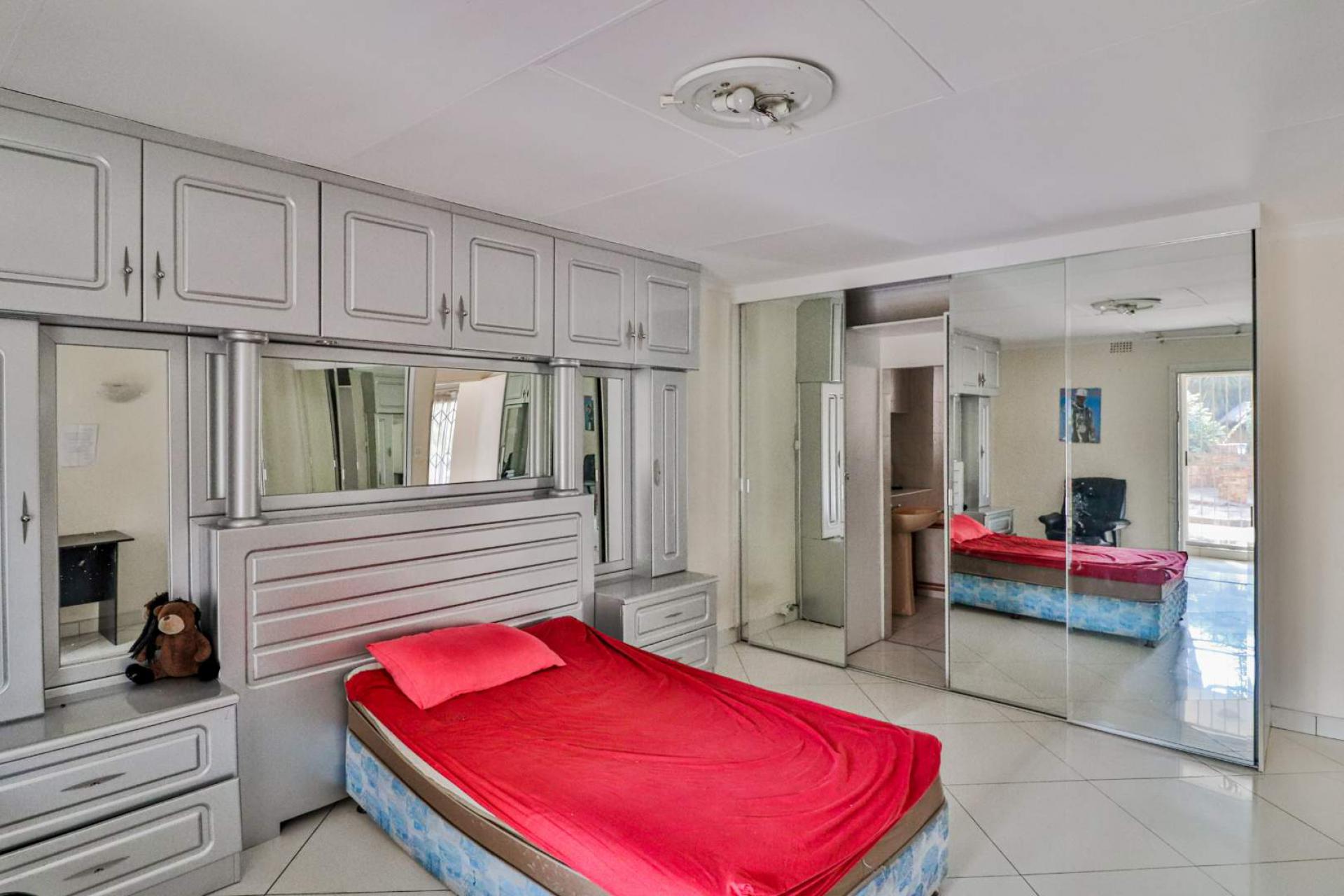  of property in Glenvista