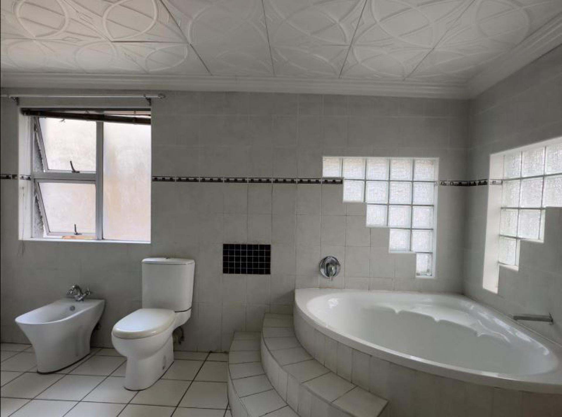  of property in Glenvista