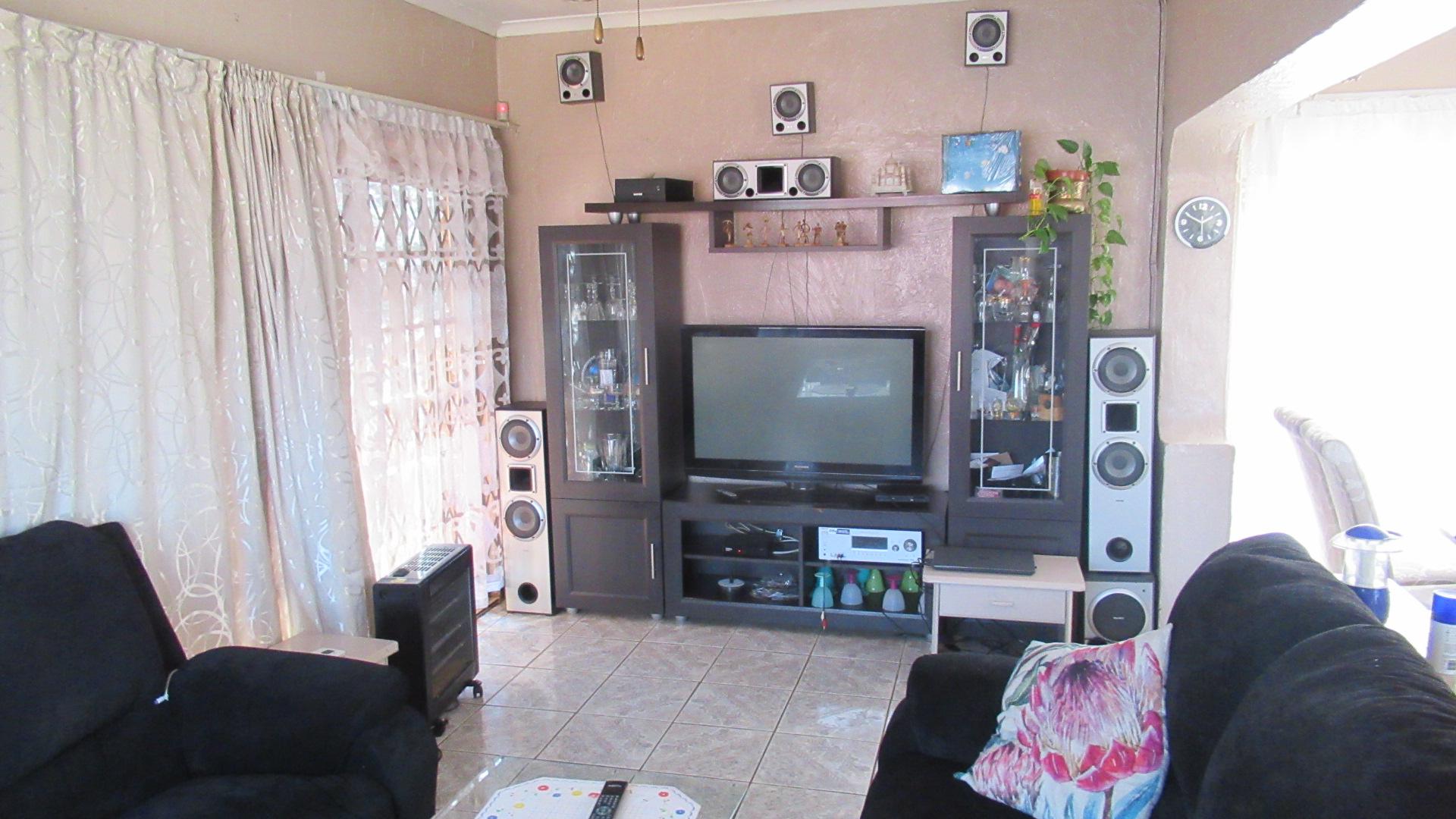 Lounges - 19 square meters of property in Naturena