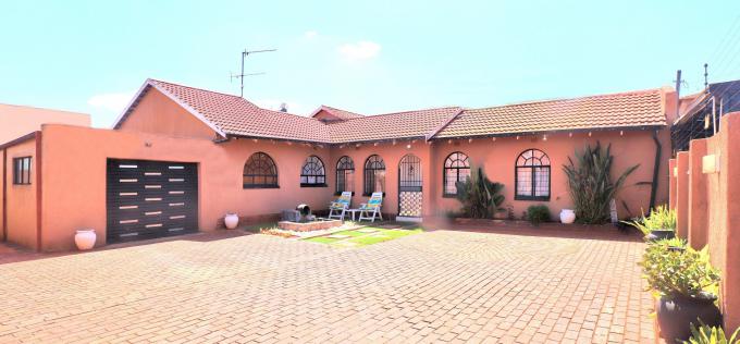 3 Bedroom House for Sale For Sale in Lenasia South - MR577273