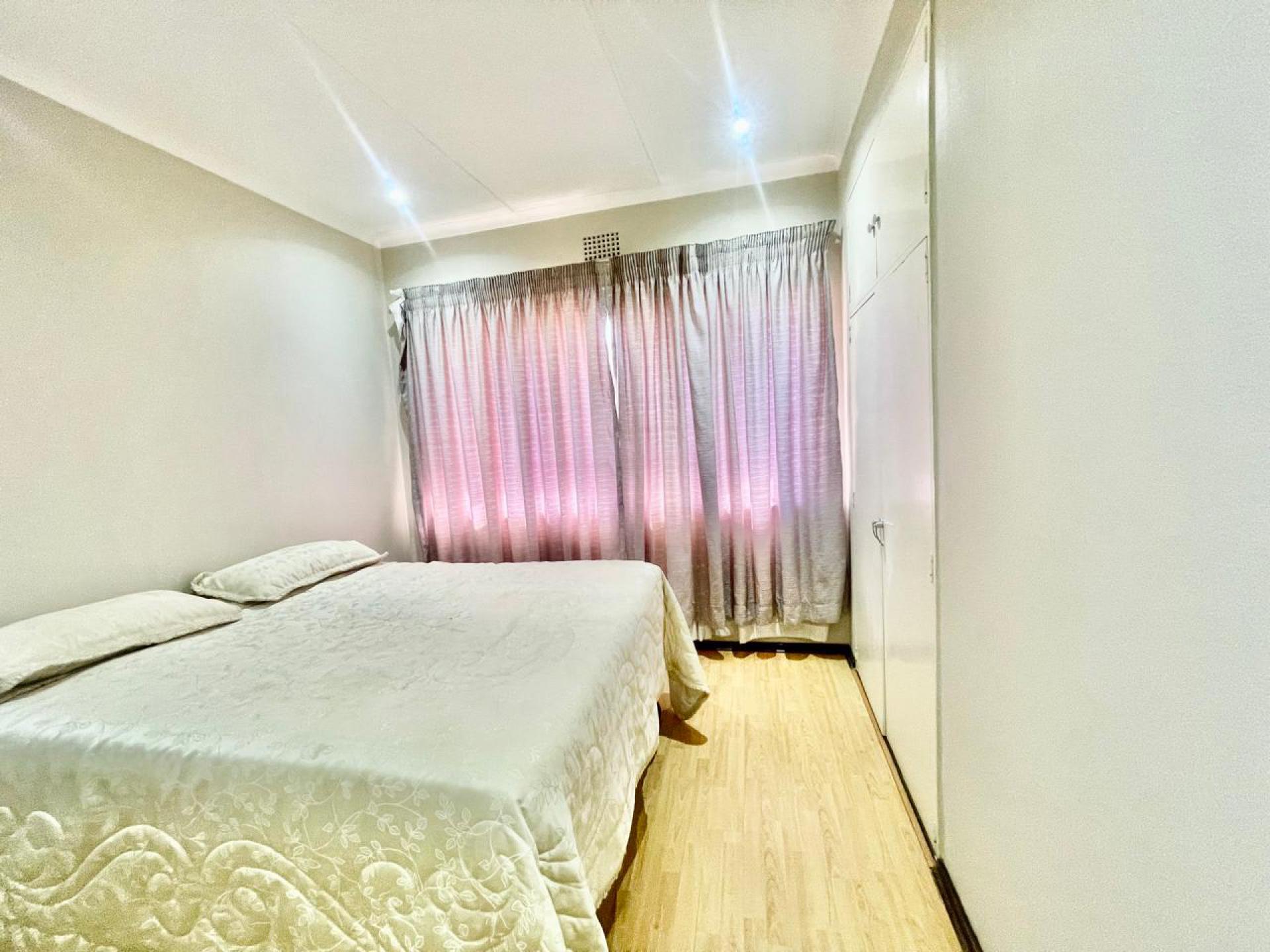 Bed Room 1 - 16 square meters of property in Constantia Kloof