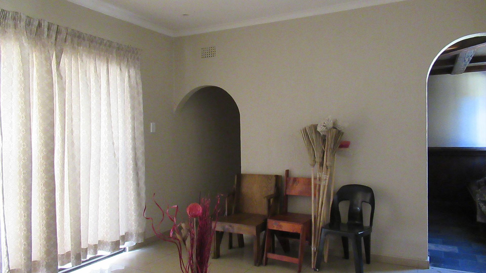 Lounges - 100 square meters of property in Constantia Kloof