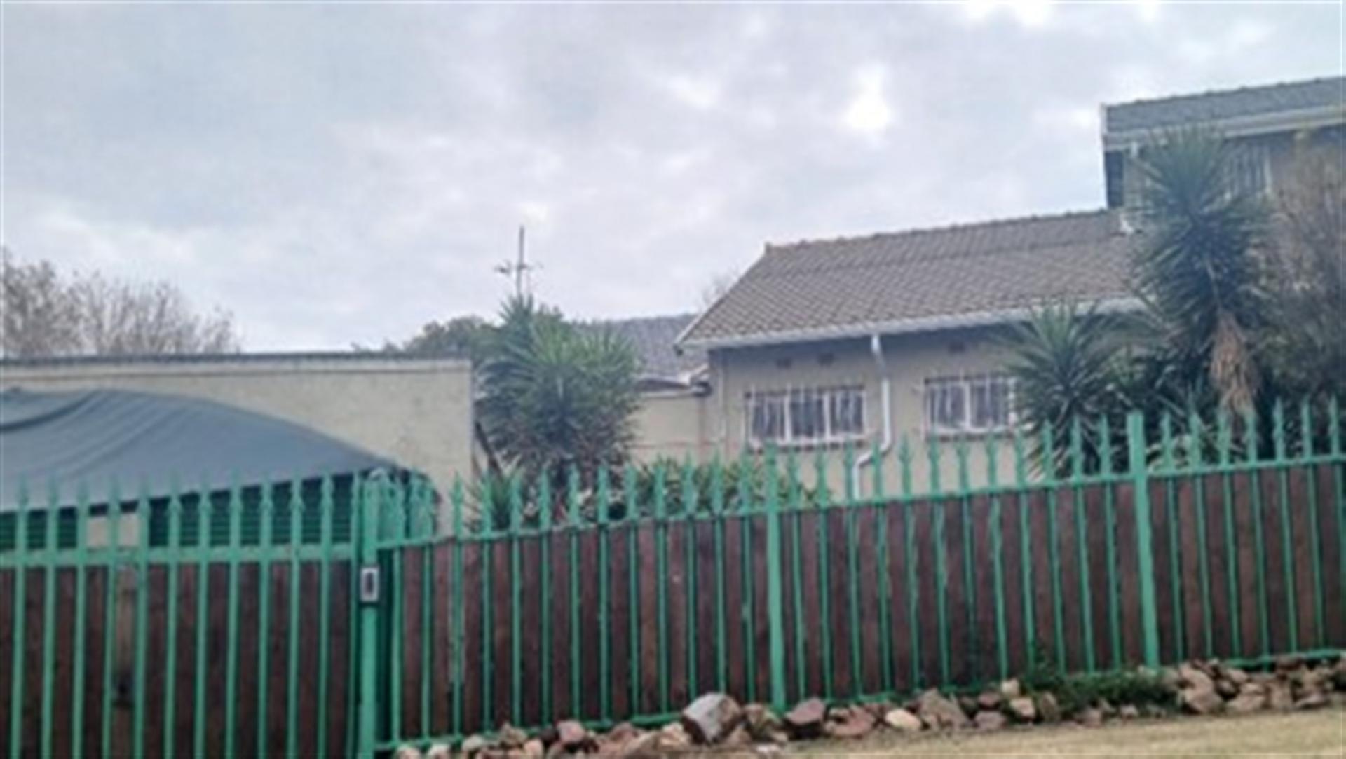 Front View of property in Woodmere