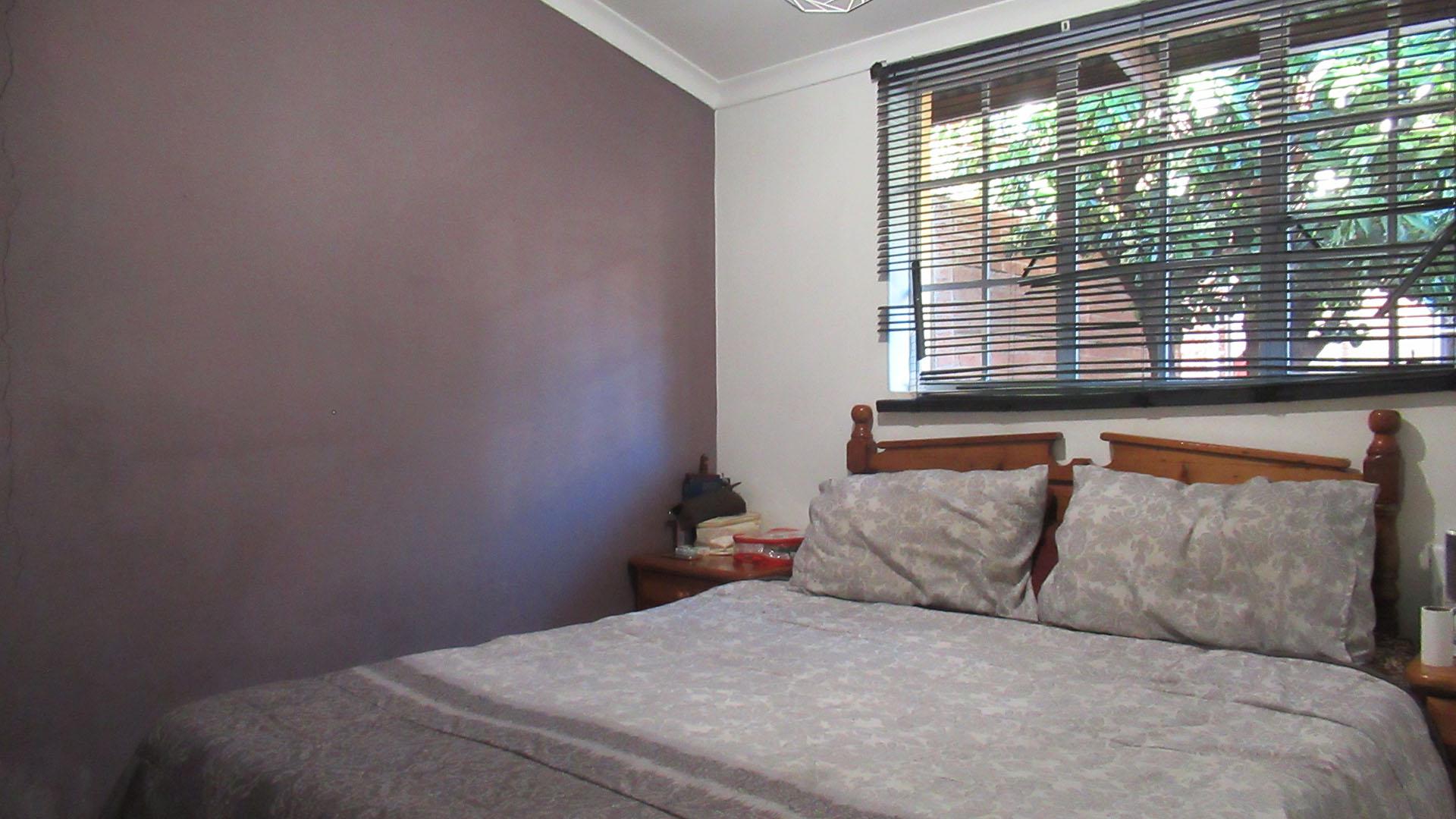 Bed Room 1 - 12 square meters of property in Florida