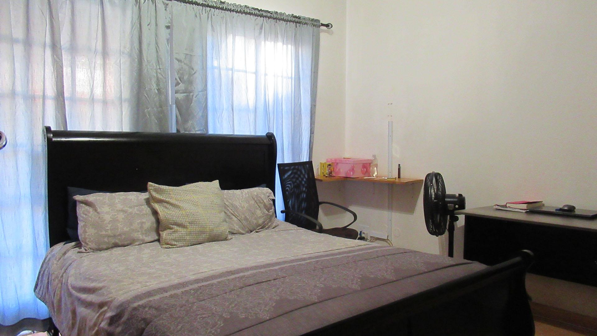 Bed Room 2 - 14 square meters of property in Florida