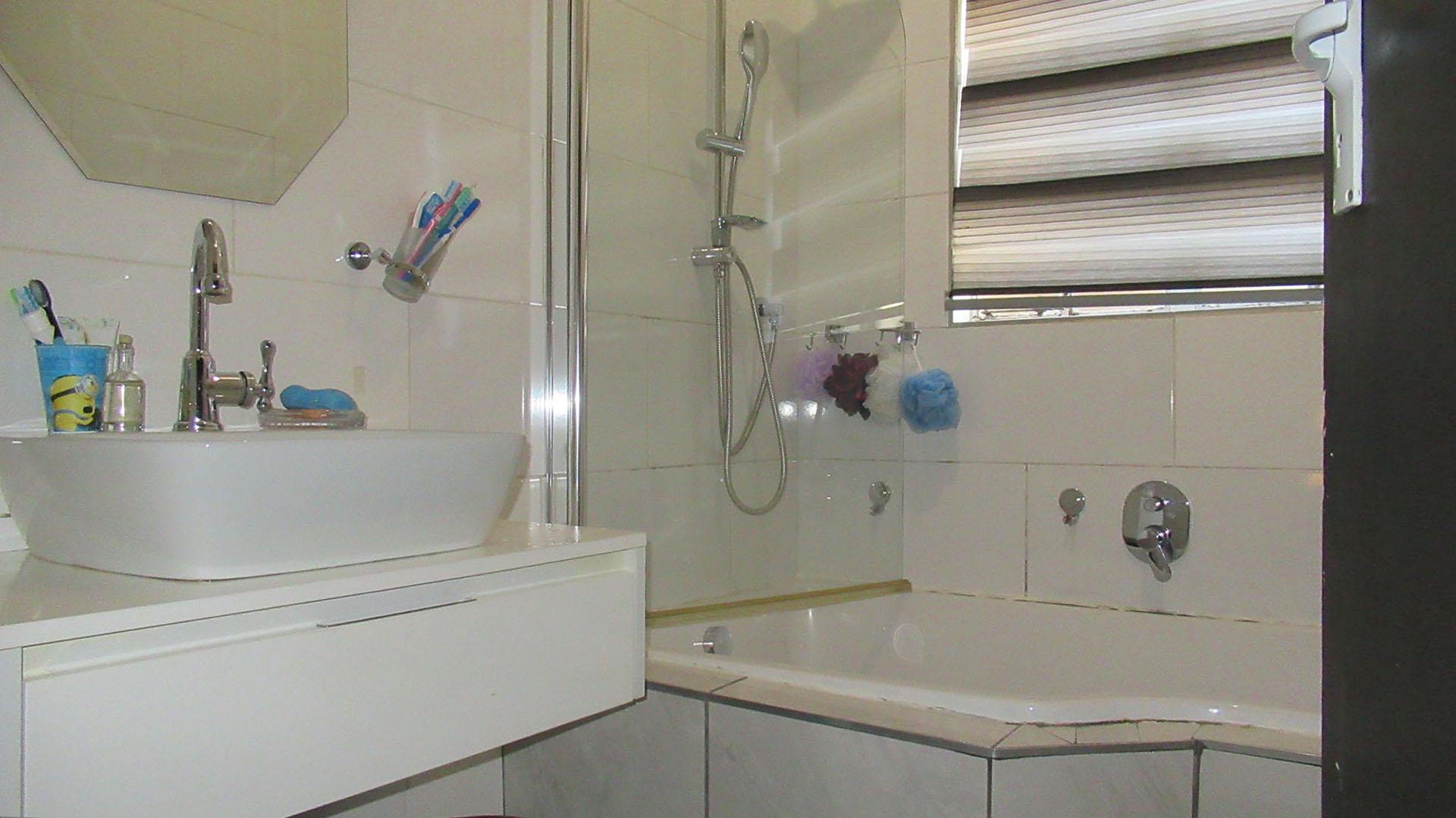Bathroom 1 - 5 square meters of property in Florida