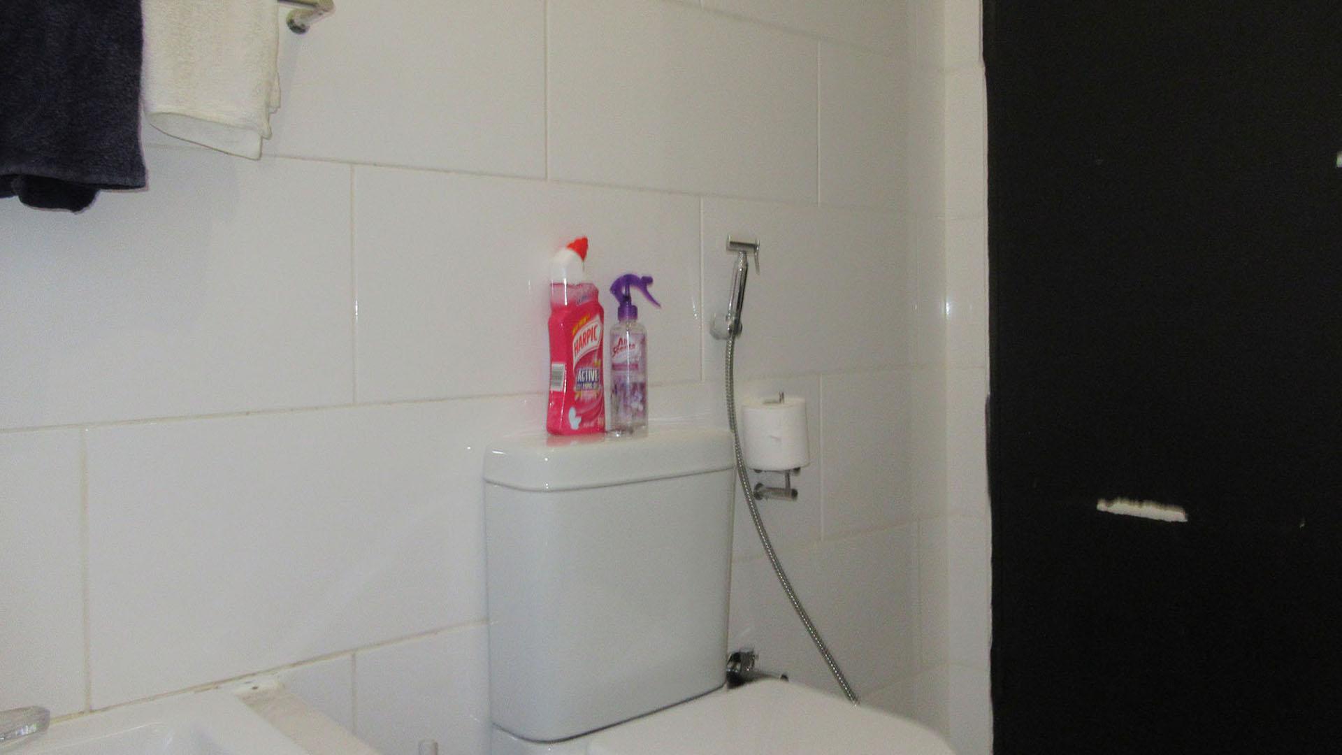 Bathroom 1 - 5 square meters of property in Florida