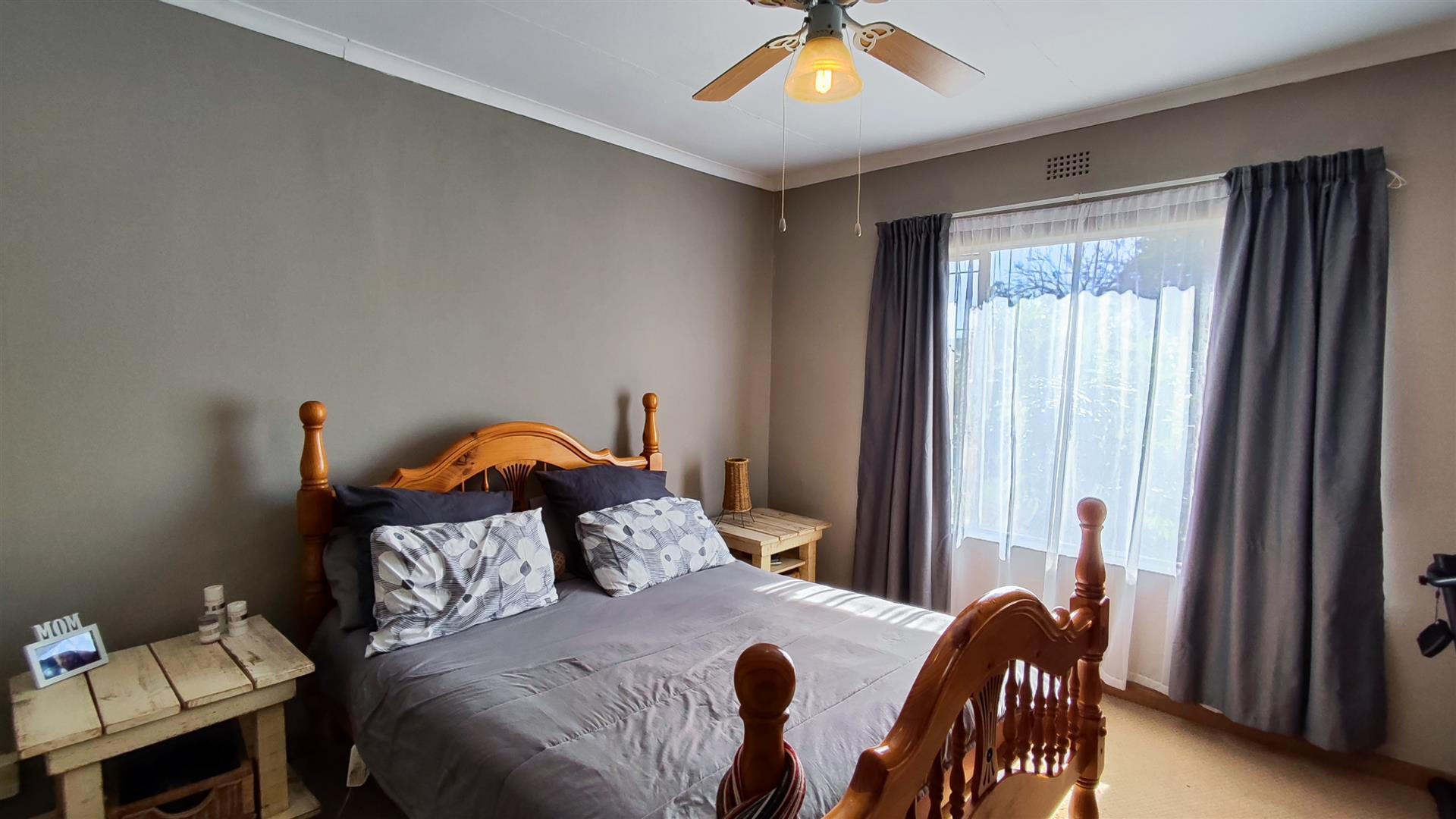 Main Bedroom - 23 square meters of property in Birchleigh North