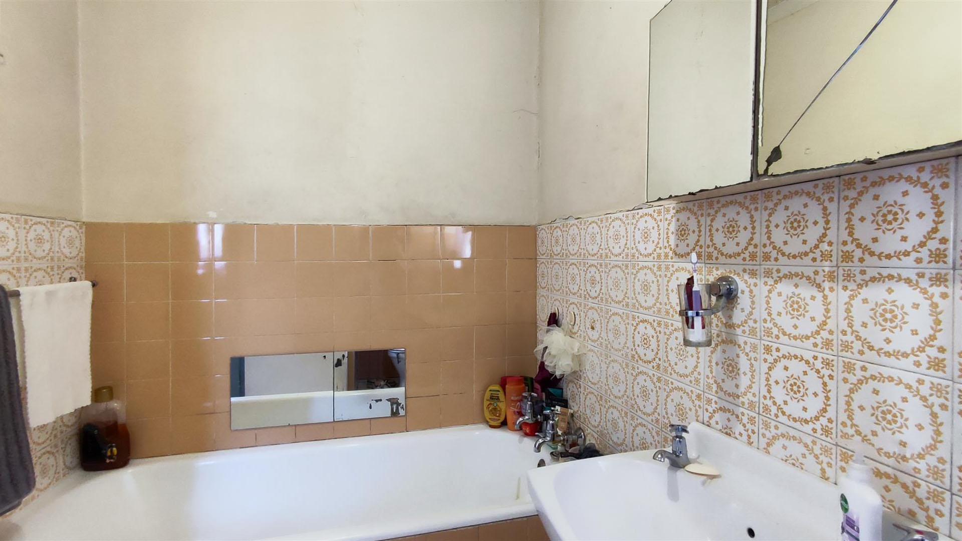 Main Bathroom - 5 square meters of property in Birchleigh North