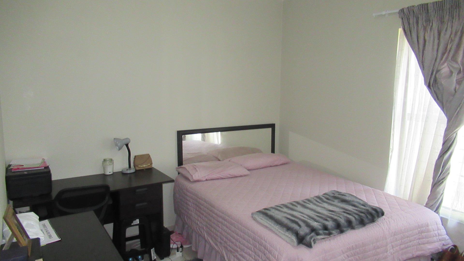 Bed Room 1 - 14 square meters of property in Benoni Western