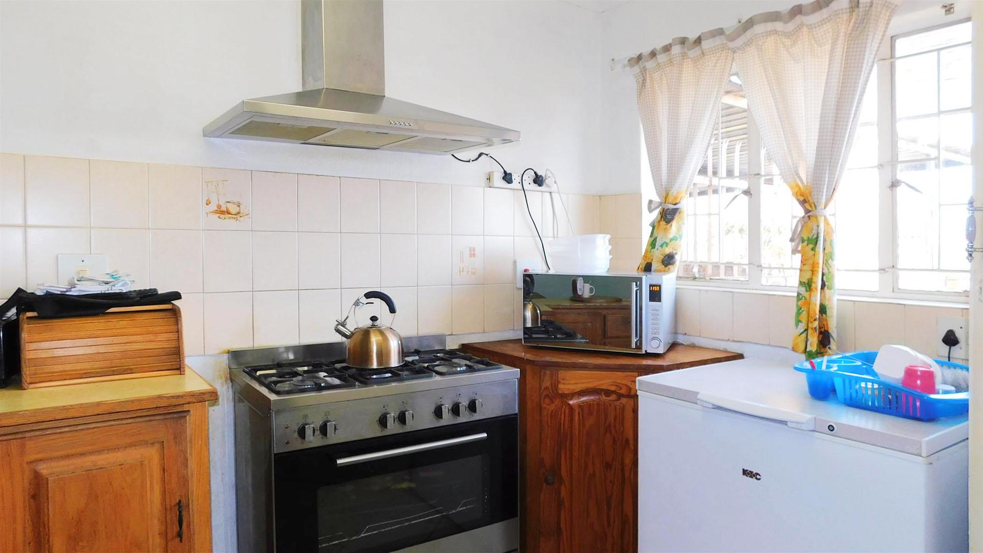Kitchen - 11 square meters of property in The Reeds
