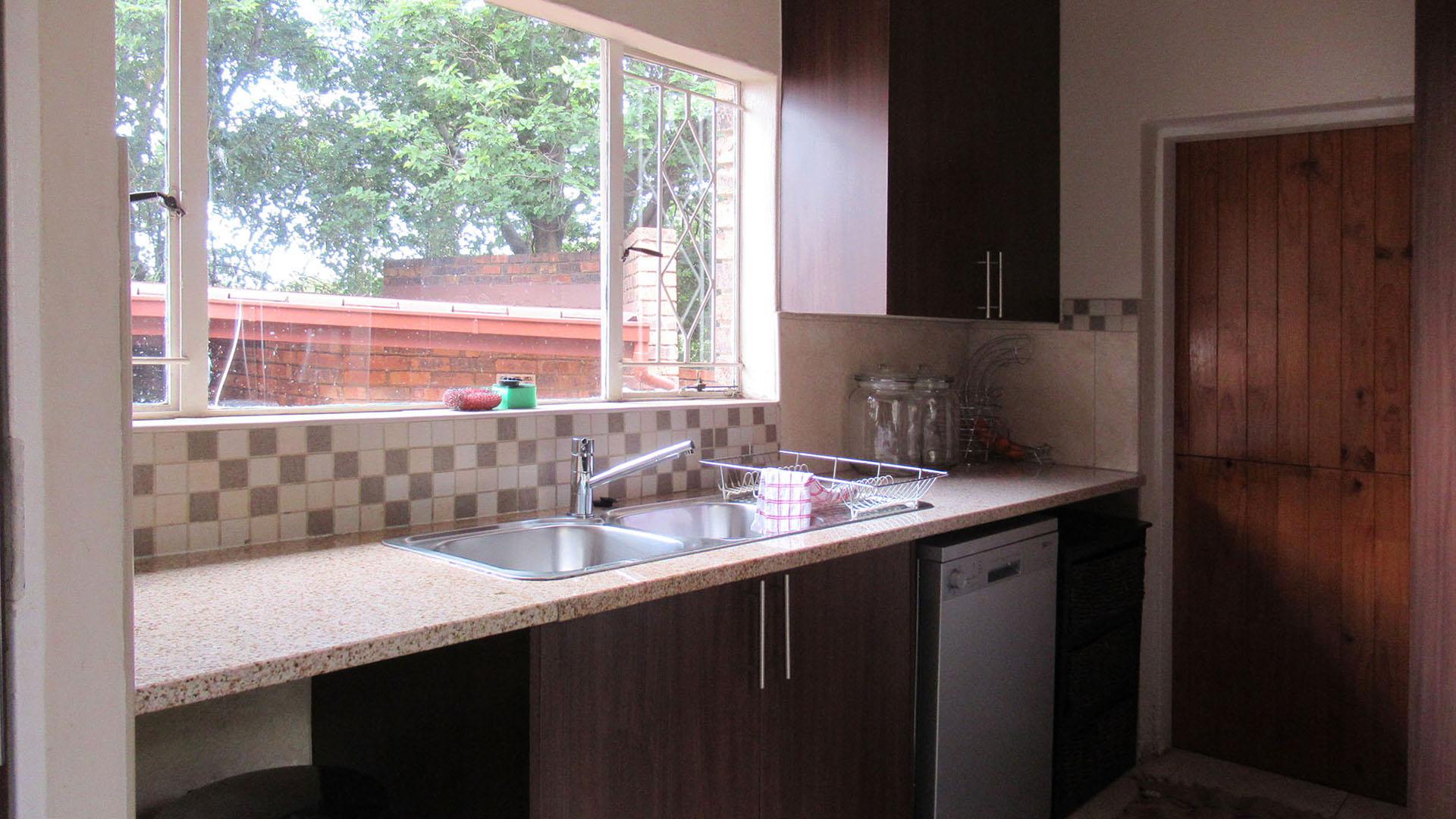 Kitchen - 15 square meters of property in Glenvista