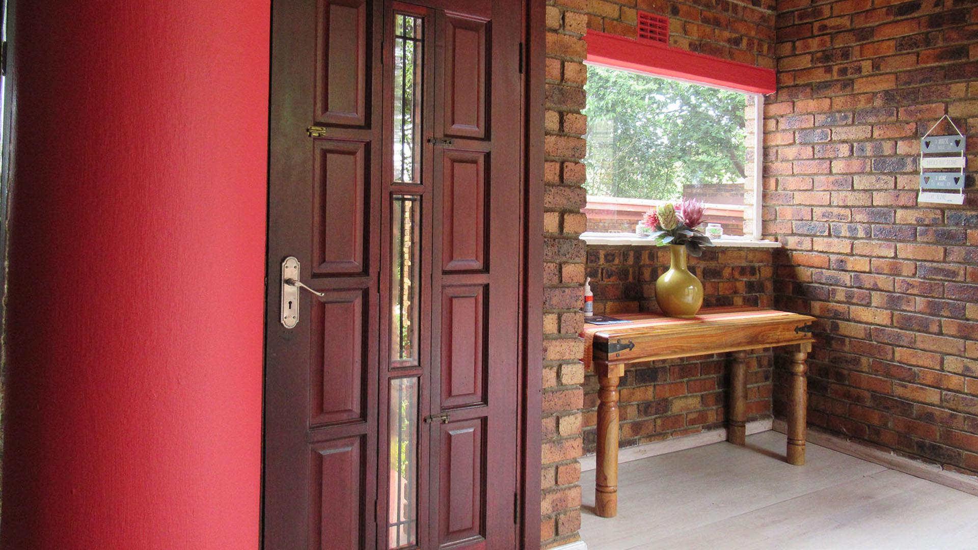 Spaces - 53 square meters of property in Glenvista