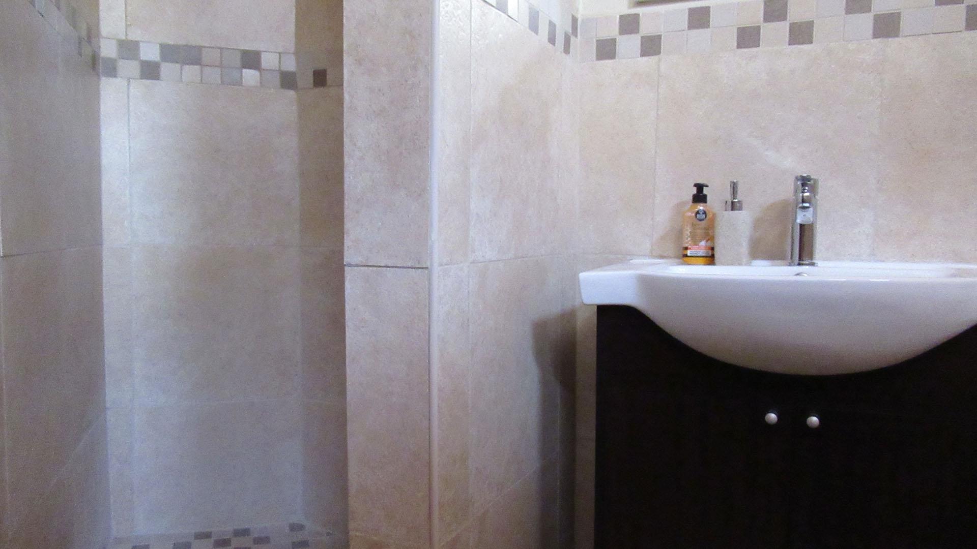 Bathroom 1 - 6 square meters of property in Glenvista