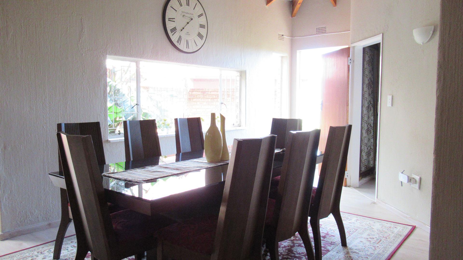 Dining Room - 27 square meters of property in Glenvista