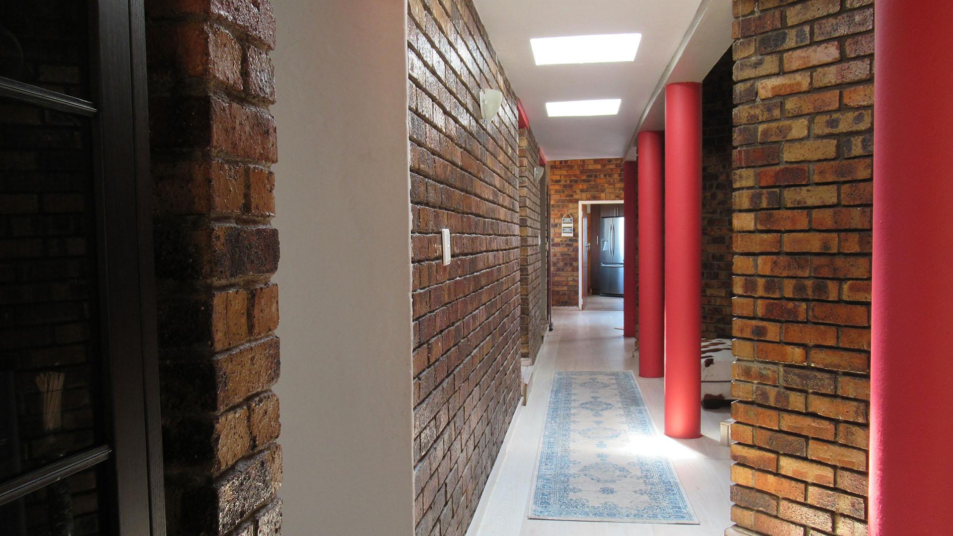 Spaces - 53 square meters of property in Glenvista