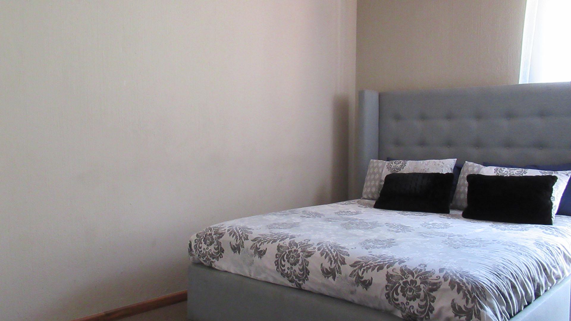 Bed Room 3 - 11 square meters of property in Glenvista