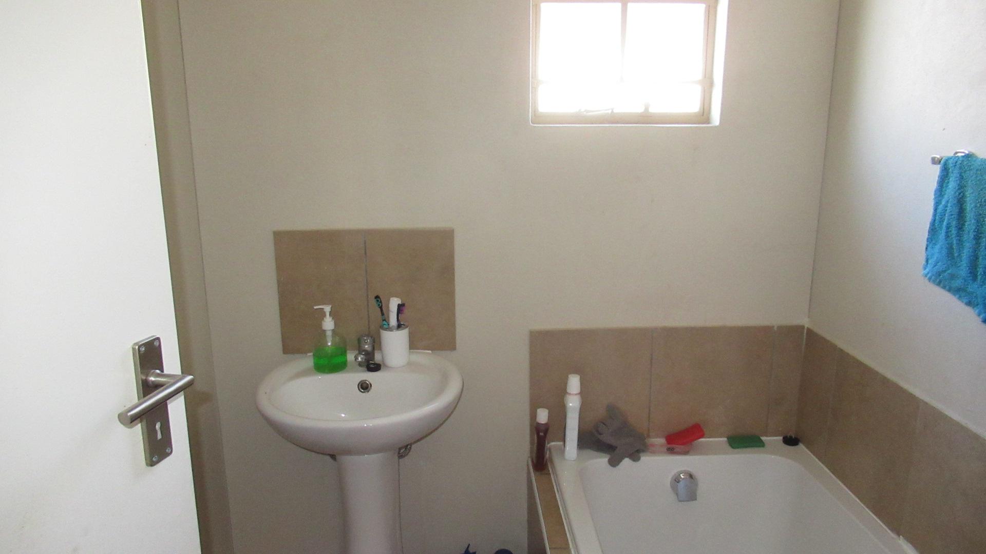 Bathroom 1 - 4 square meters of property in Palm Ridge