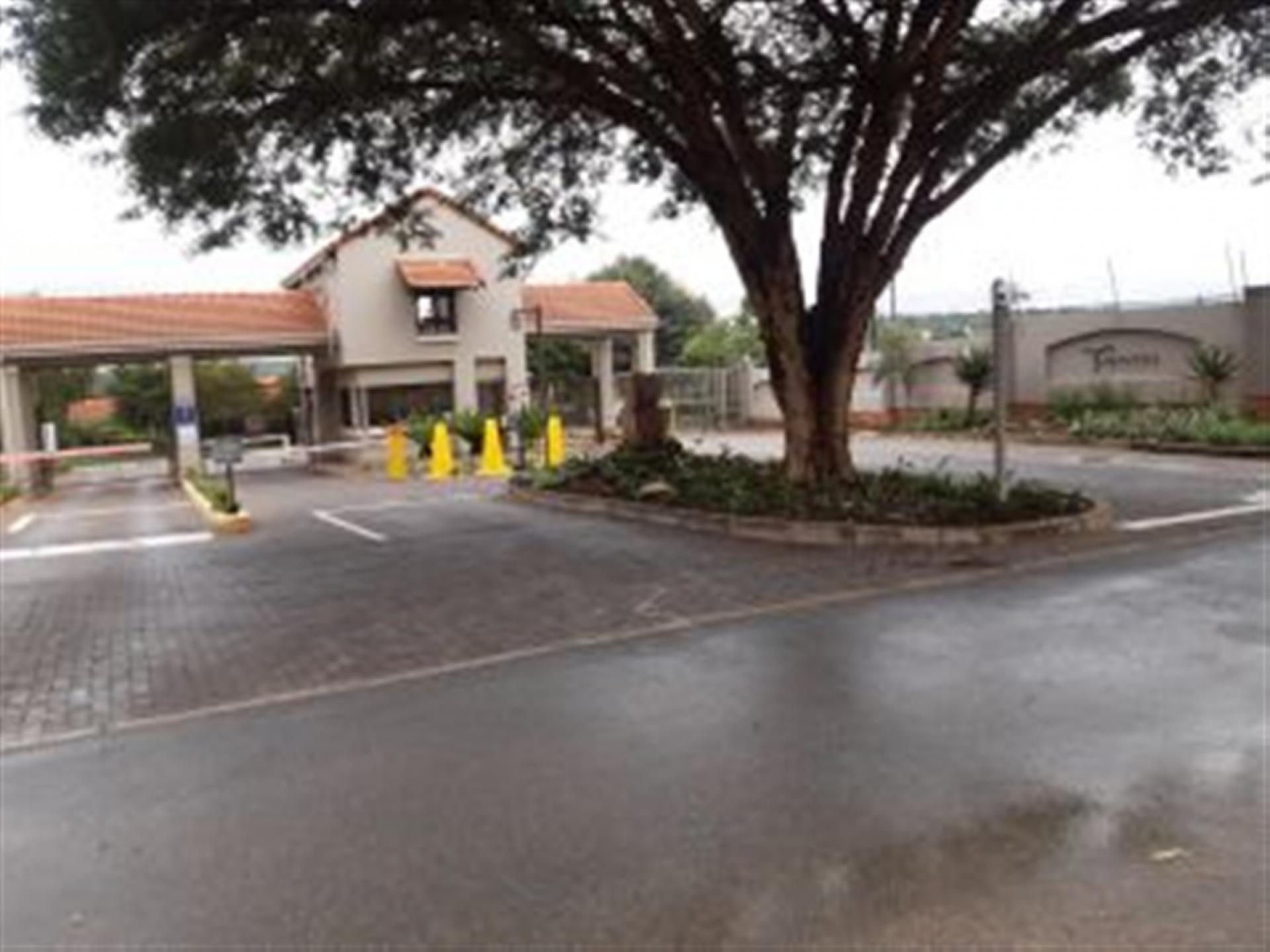 Front View of property in Maroeladal