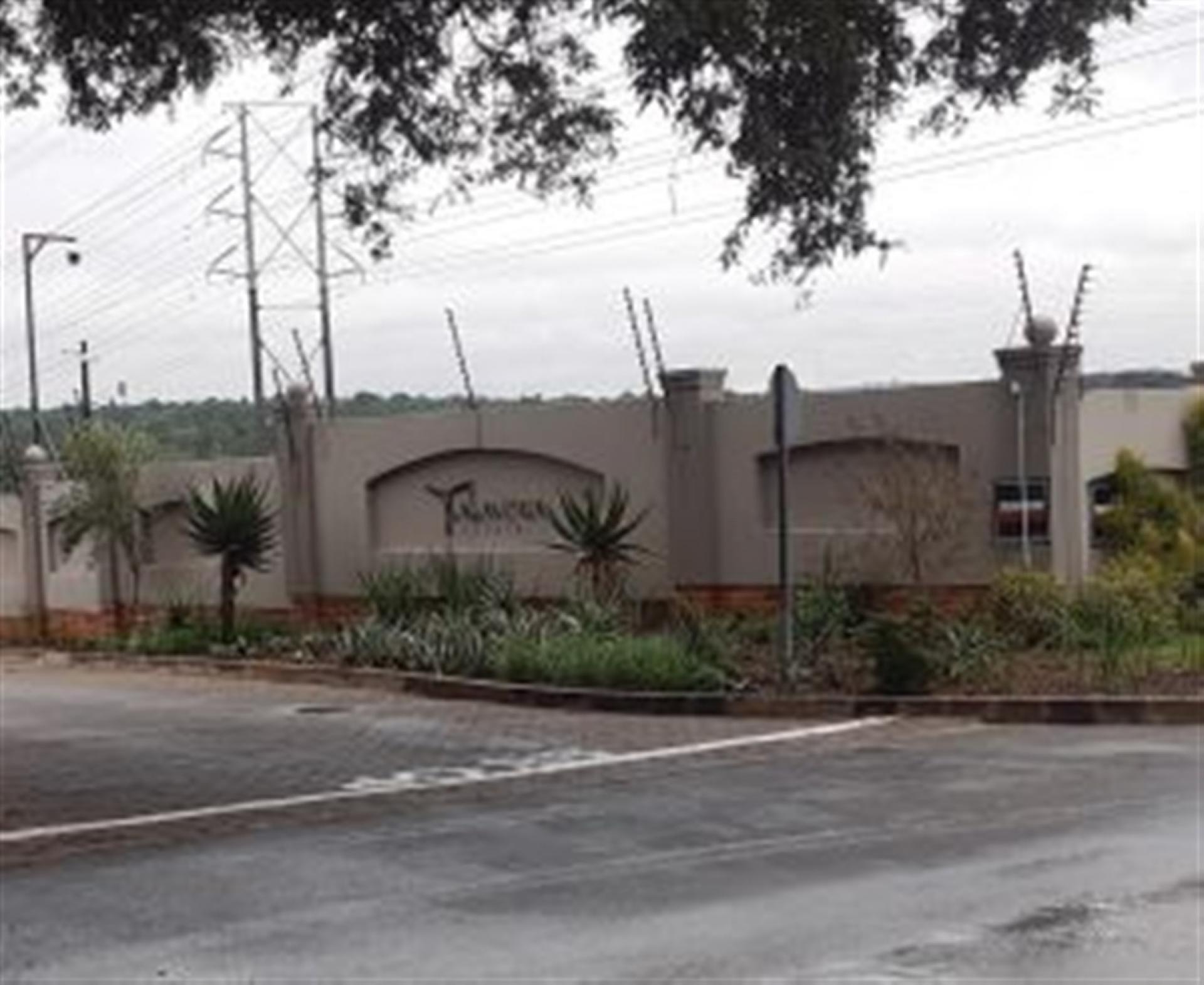 Front View of property in Maroeladal