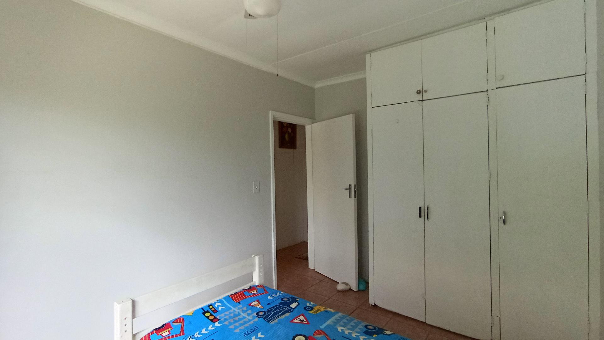 Bed Room 1 - 12 square meters of property in Illovo Glen 