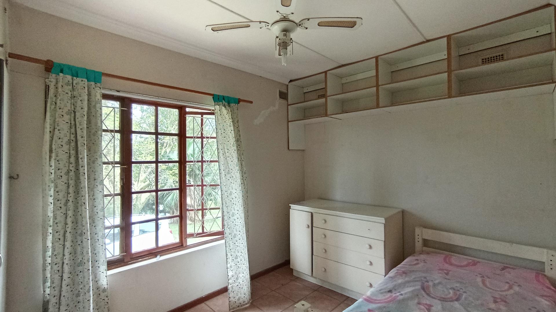 Bed Room 2 - 12 square meters of property in Illovo Glen 