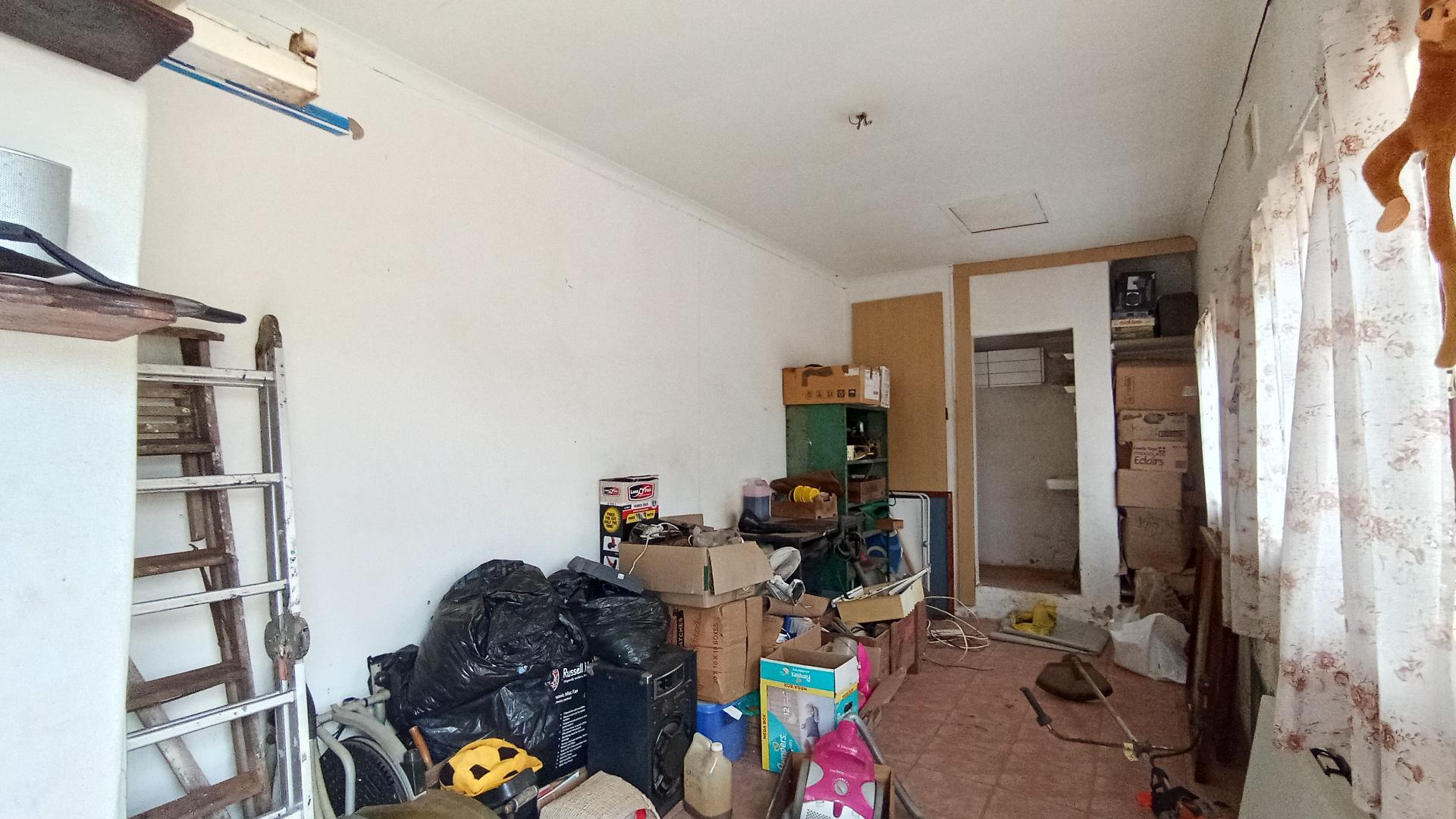 Flatlet - 20 square meters of property in Illovo Glen 