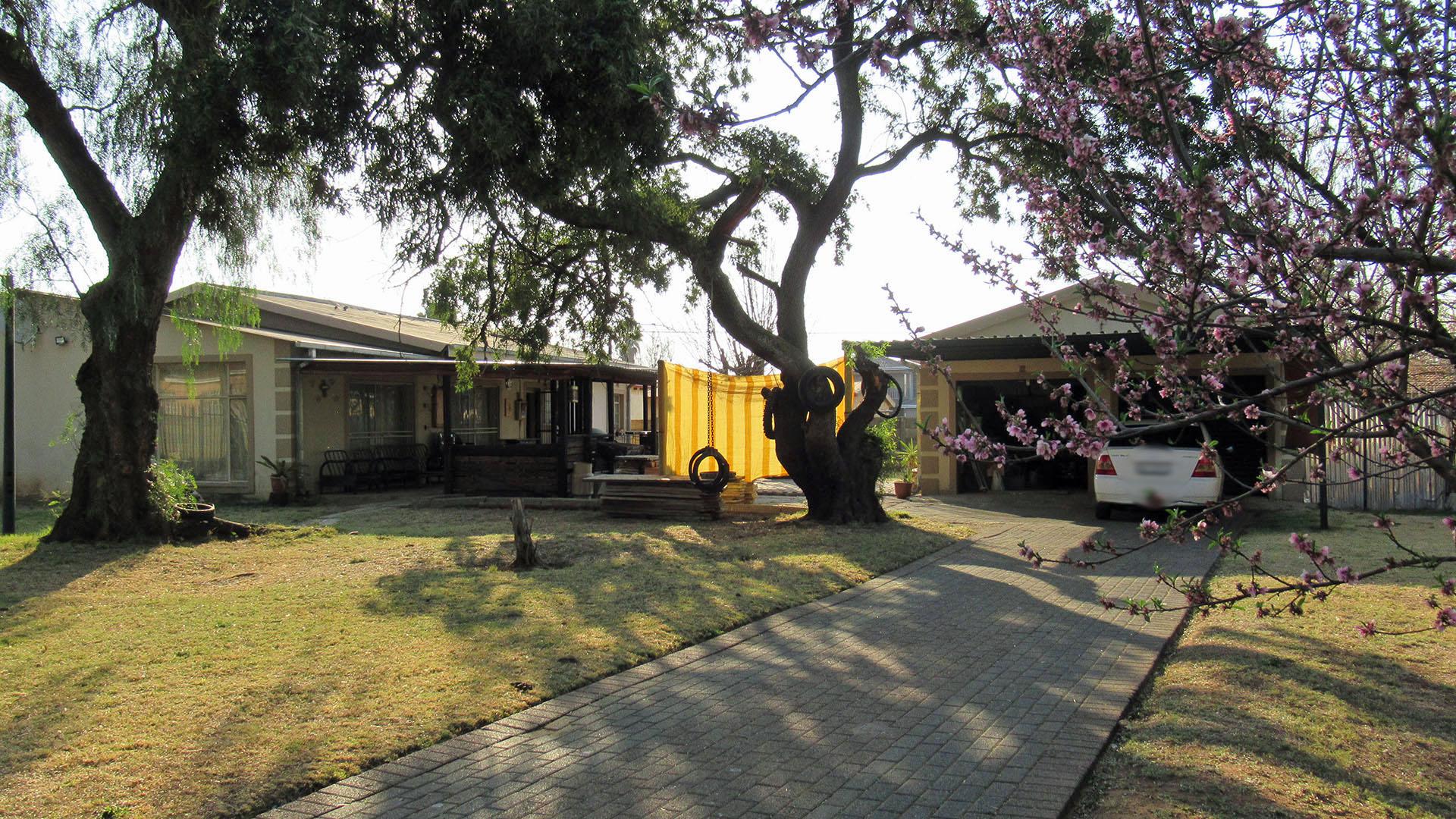 Front View of property in Rensburg