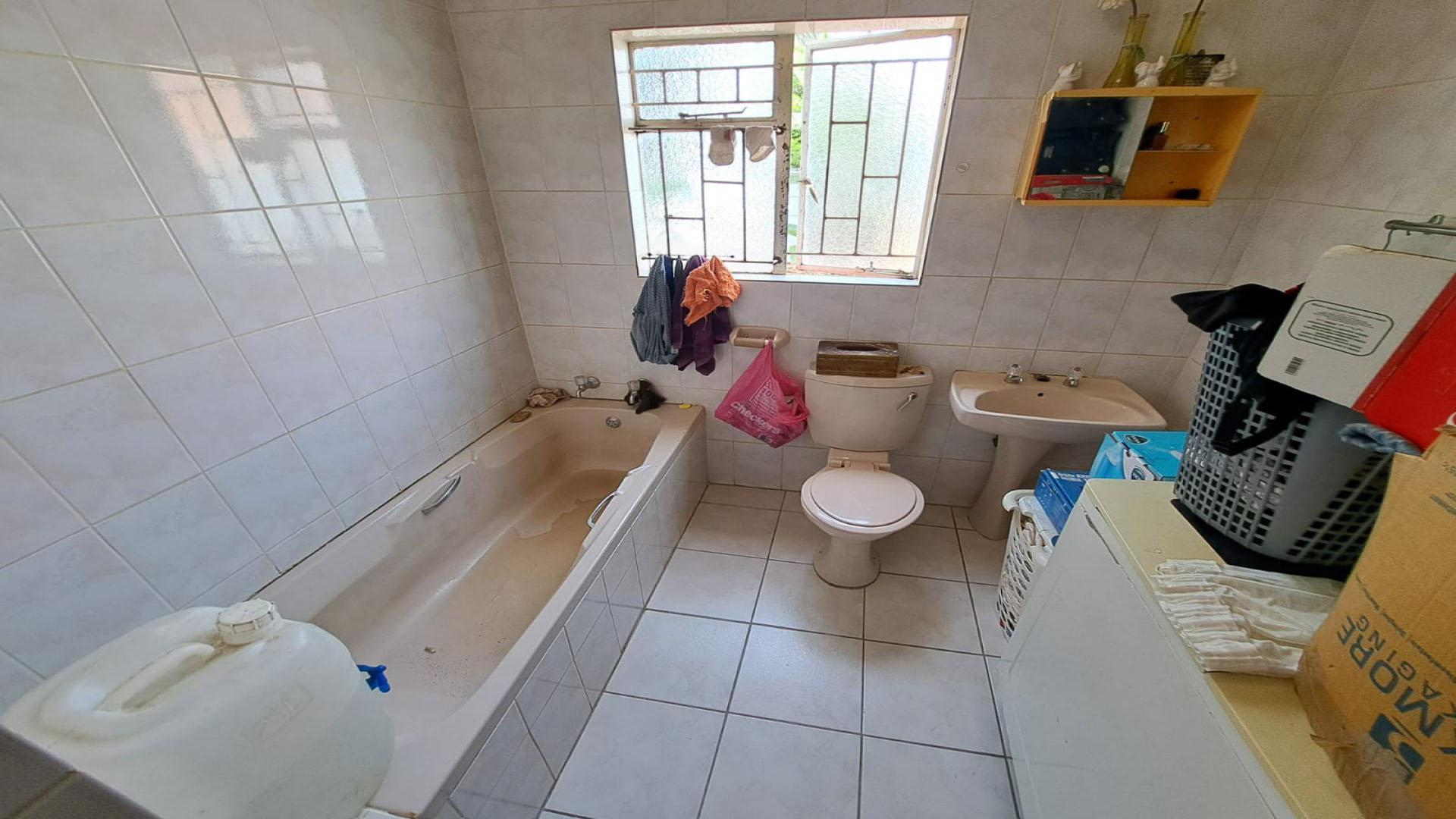 Bathroom 2 of property in Westenburg