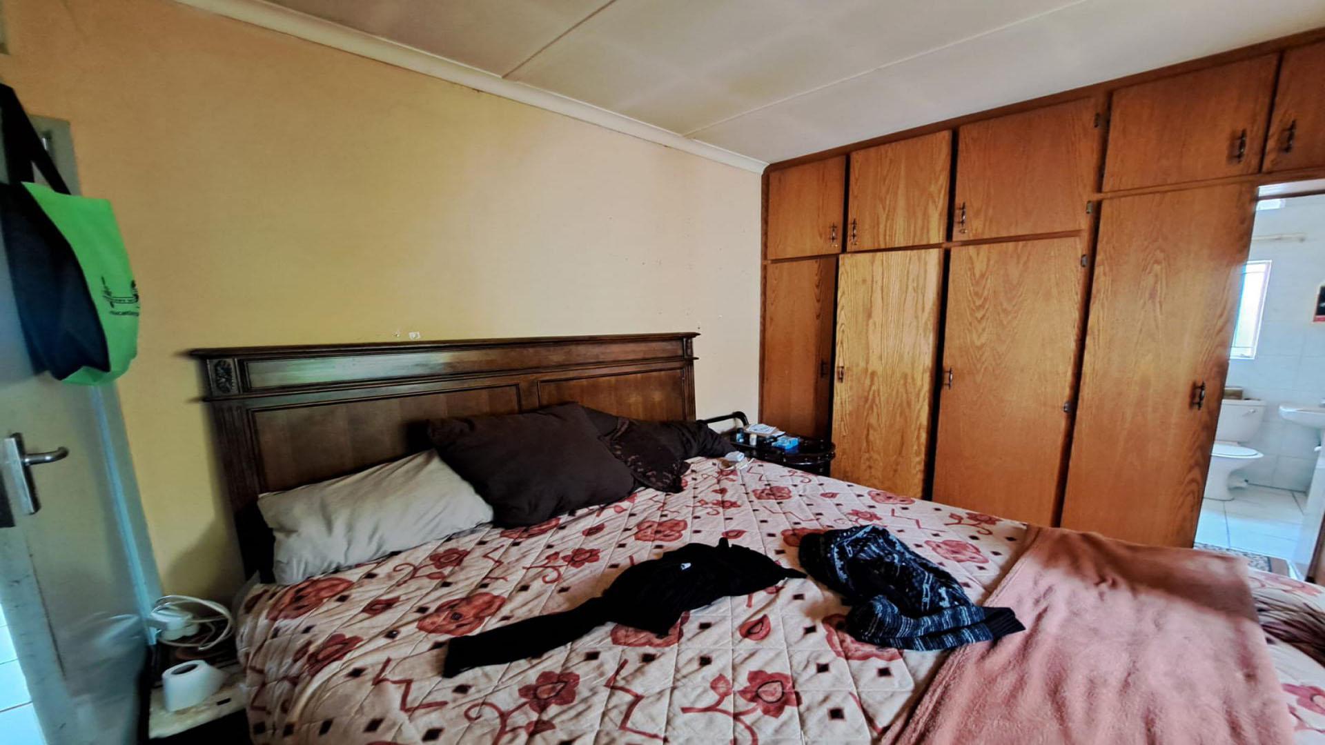 Main Bedroom of property in Westenburg