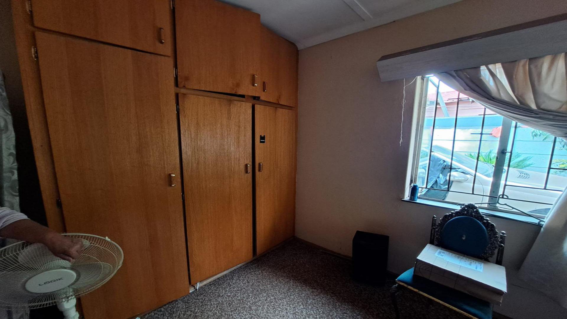 Bed Room 1 of property in Westenburg