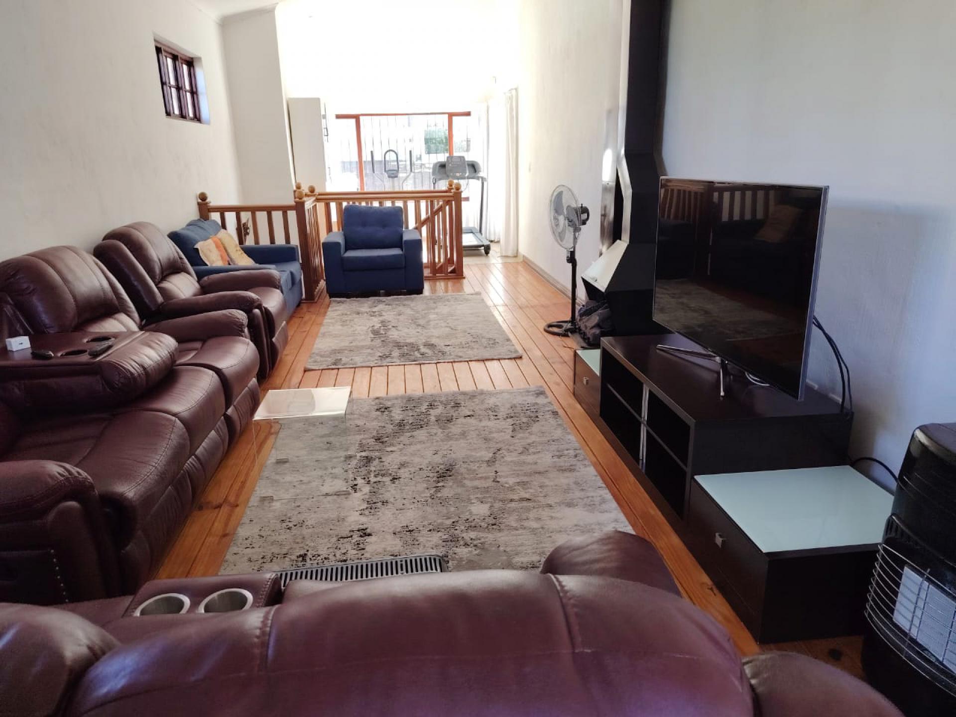 Lounges - 36 square meters of property in Northcliff