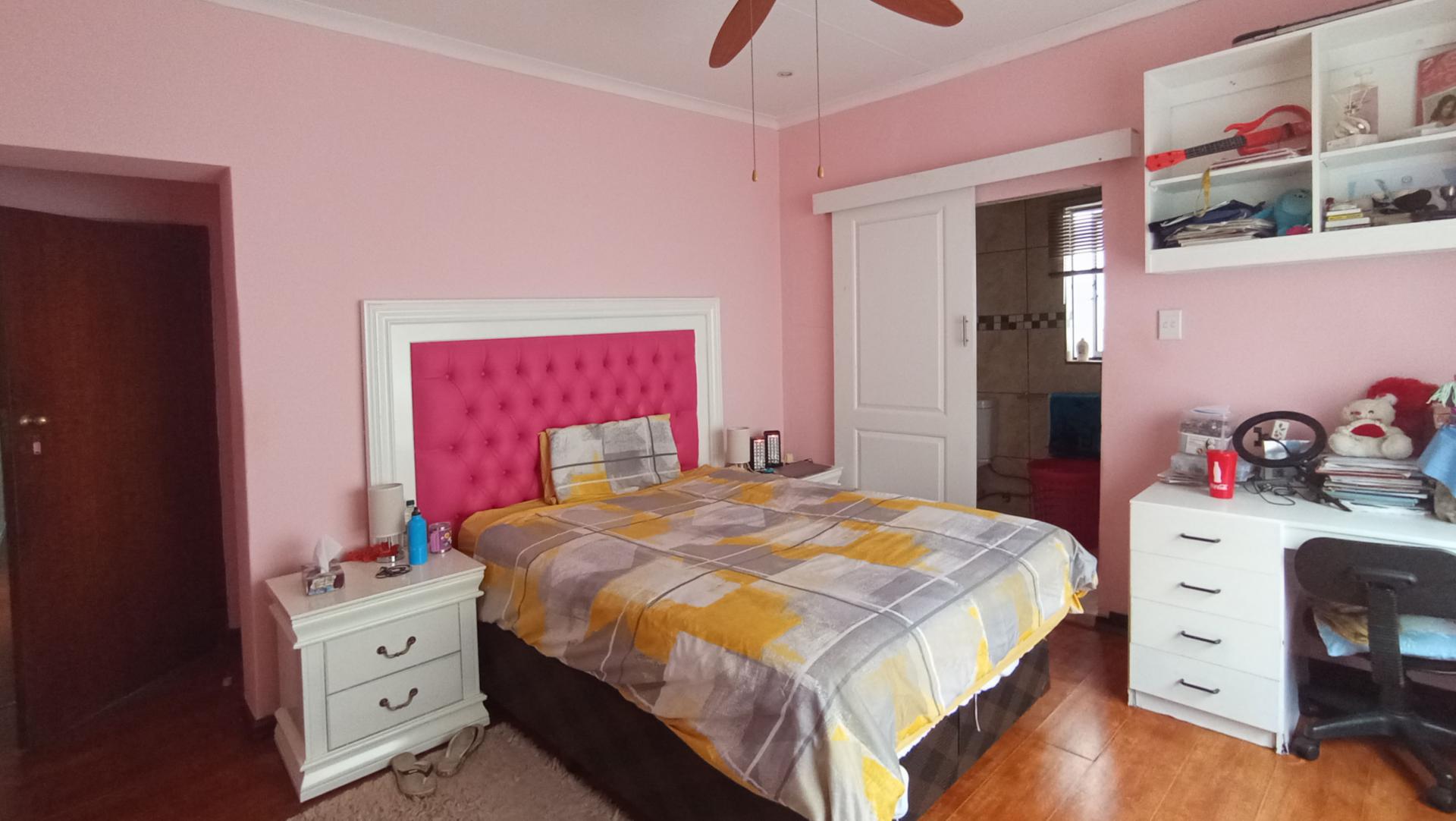 Bed Room 2 - 22 square meters of property in Northcliff