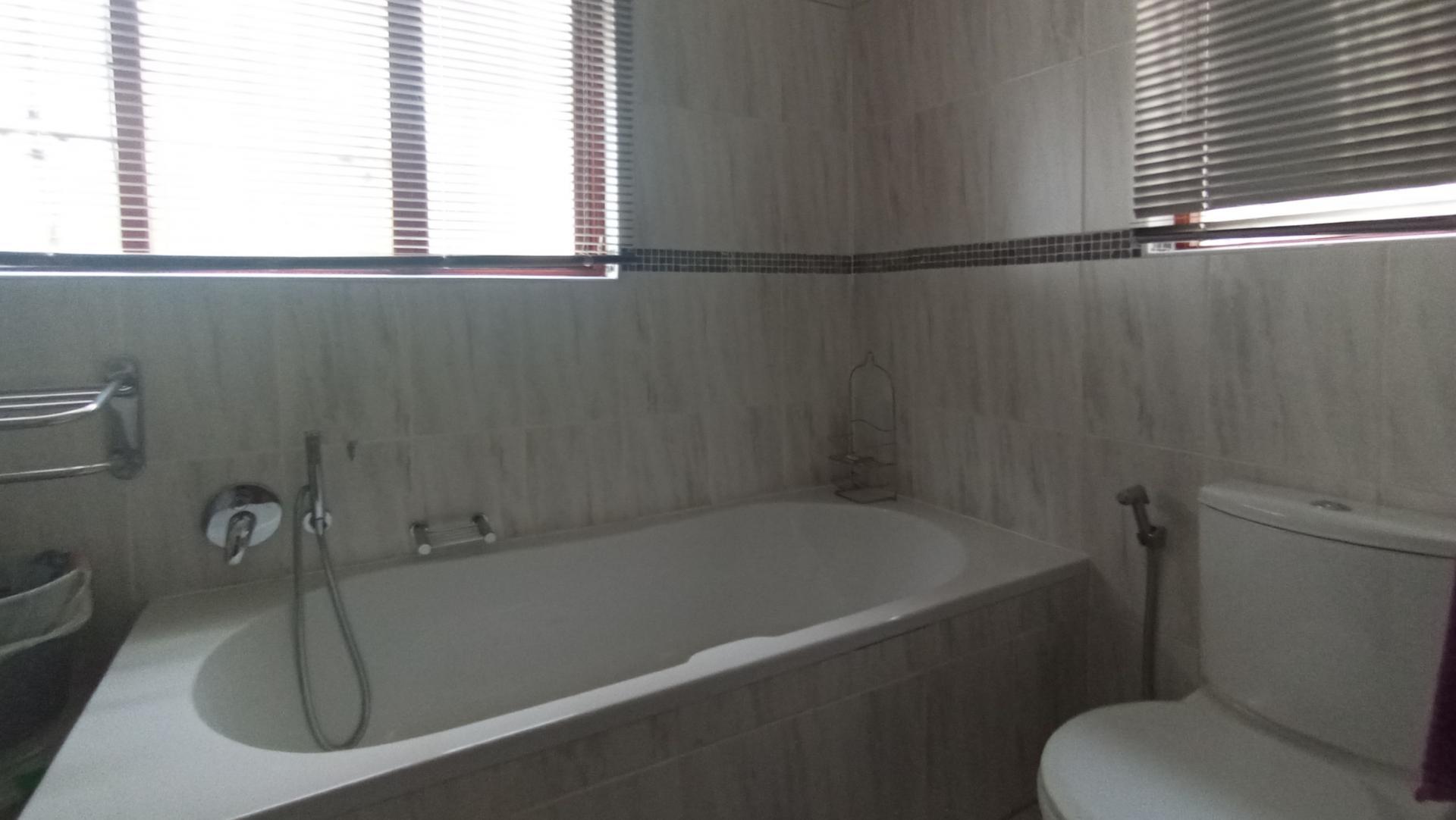 Bathroom 2 - 6 square meters of property in Northcliff