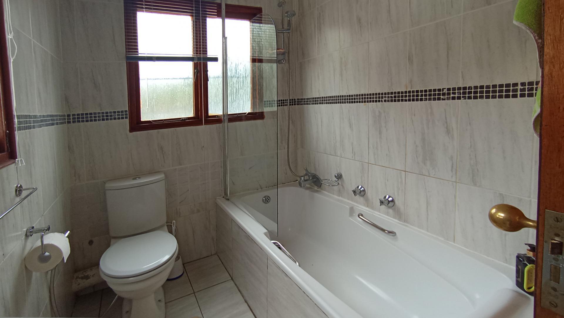 Bathroom 2 - 6 square meters of property in Northcliff