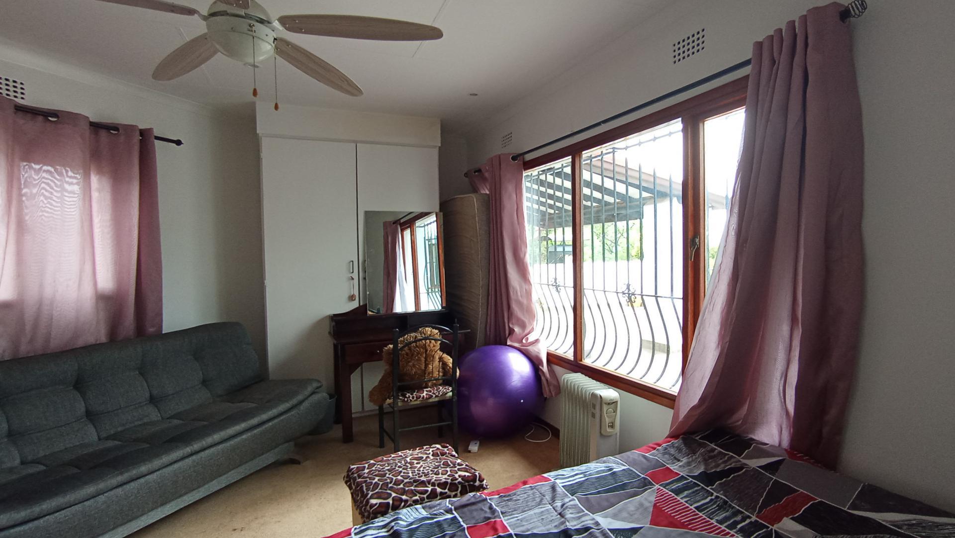 Bed Room 3 - 17 square meters of property in Northcliff
