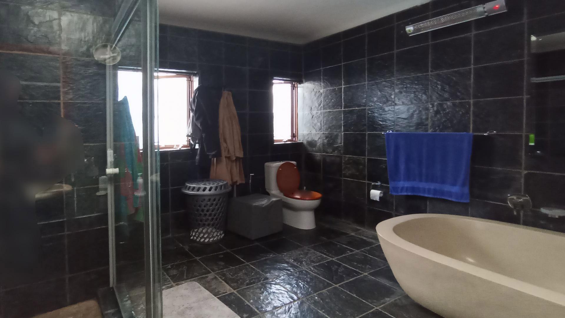 Main Bathroom - 18 square meters of property in Northcliff