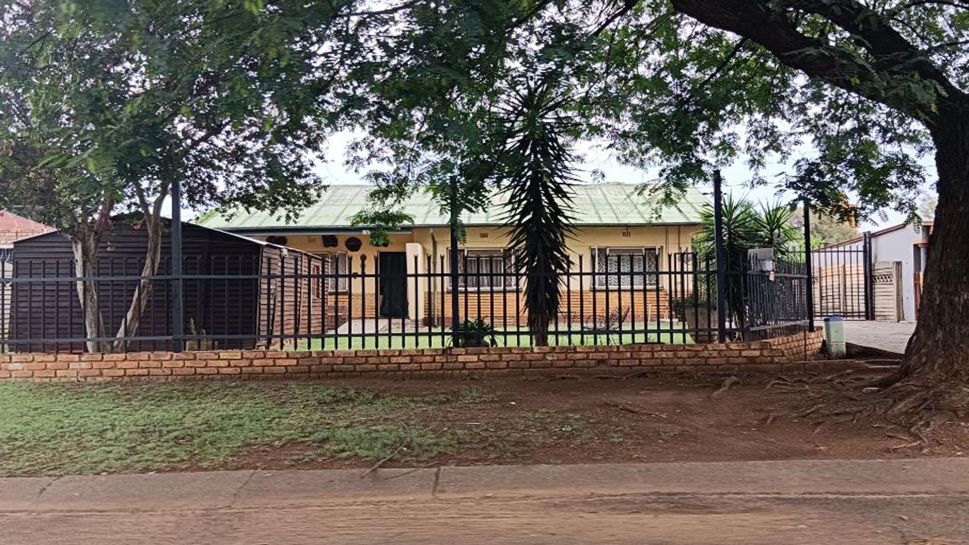Front View of property in Claremont