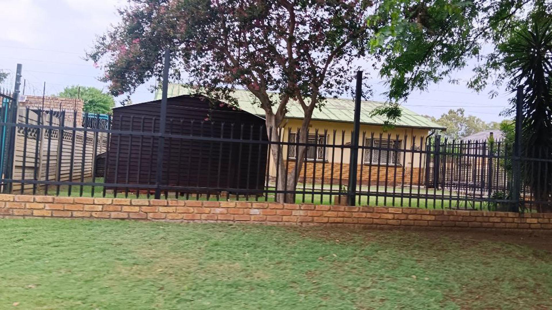 Front View of property in Claremont