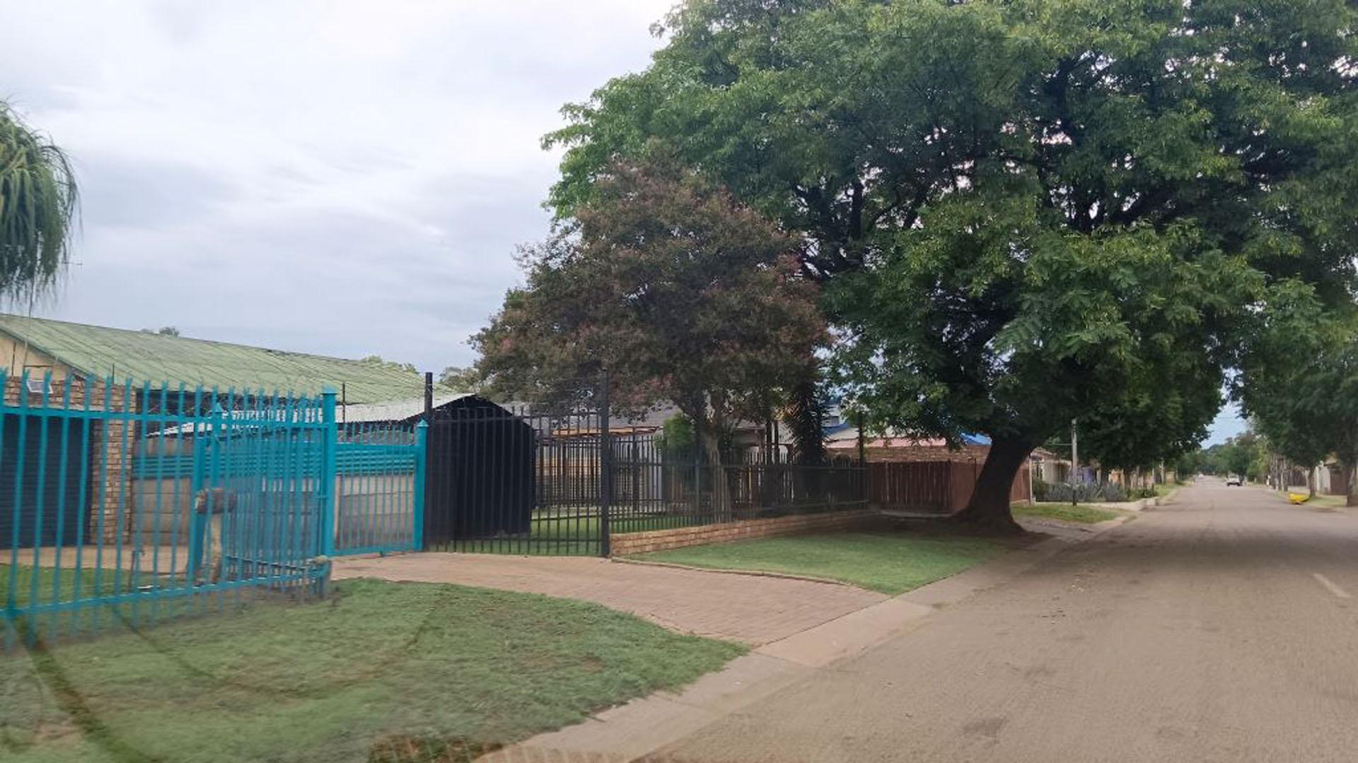 Front View of property in Claremont