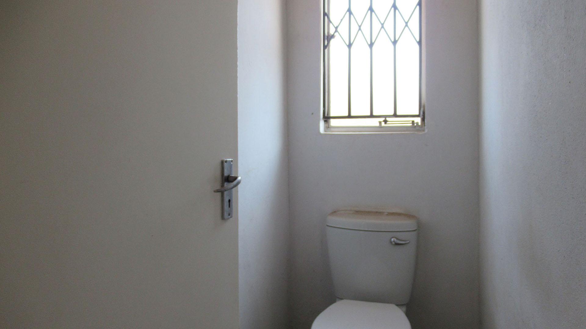 Bathroom 2 - 2 square meters of property in Groblerpark