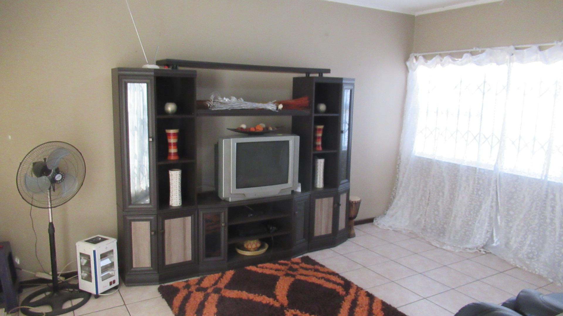 Lounges - 28 square meters of property in Sasolburg