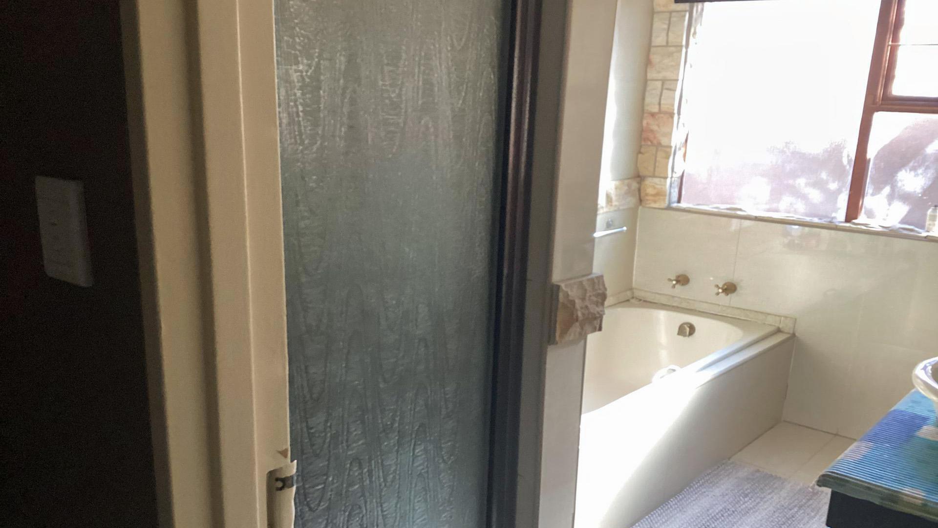 Bathroom 1 of property in Baysvalley